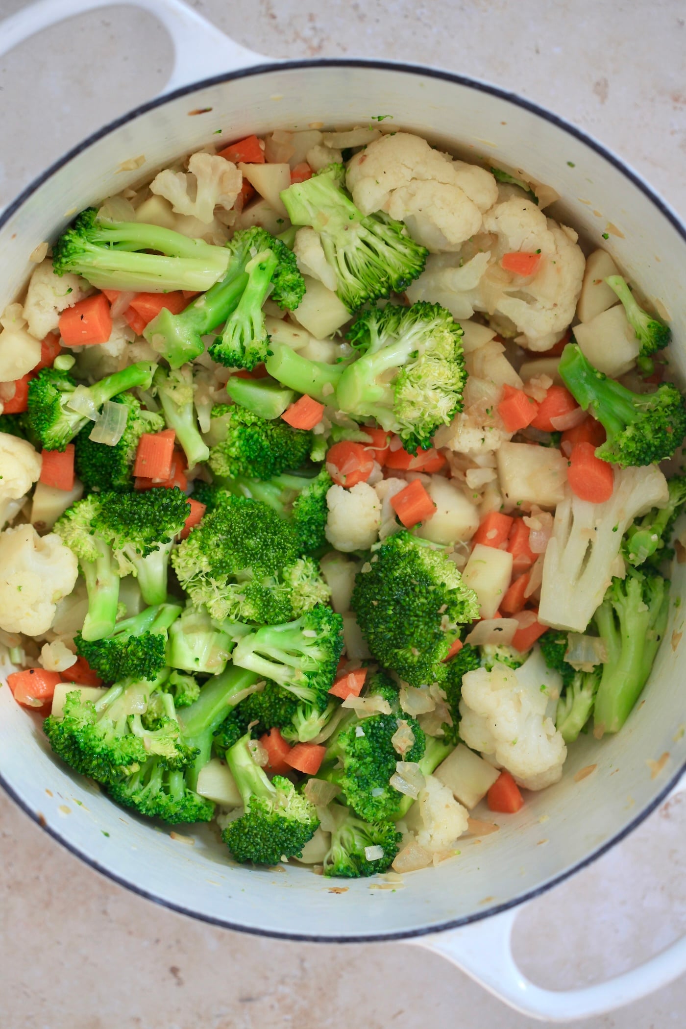 broccoli, cauliflower and carrot in pot.